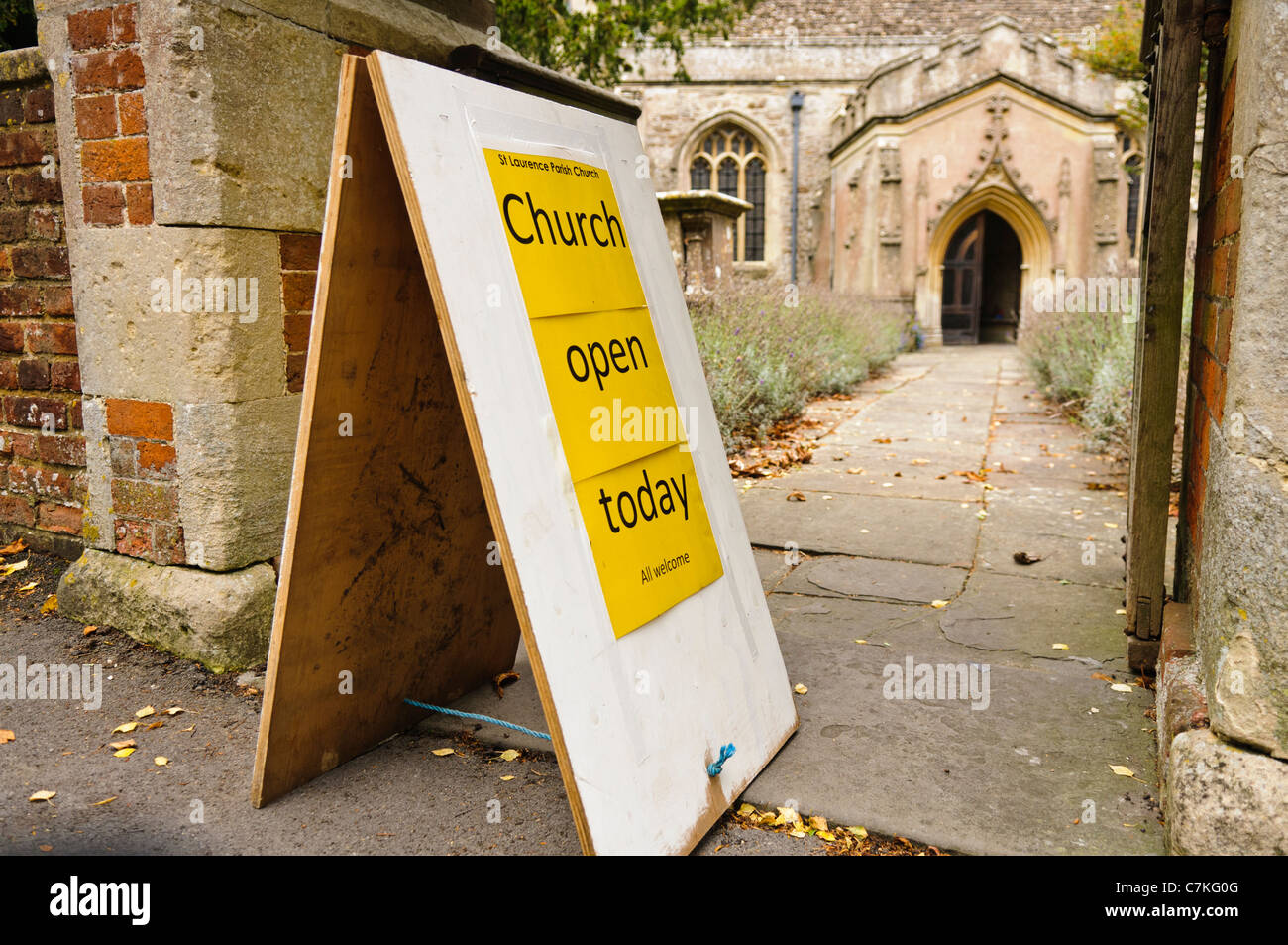 Schild vor der St Laurence Parish Church, Downton Stockfoto