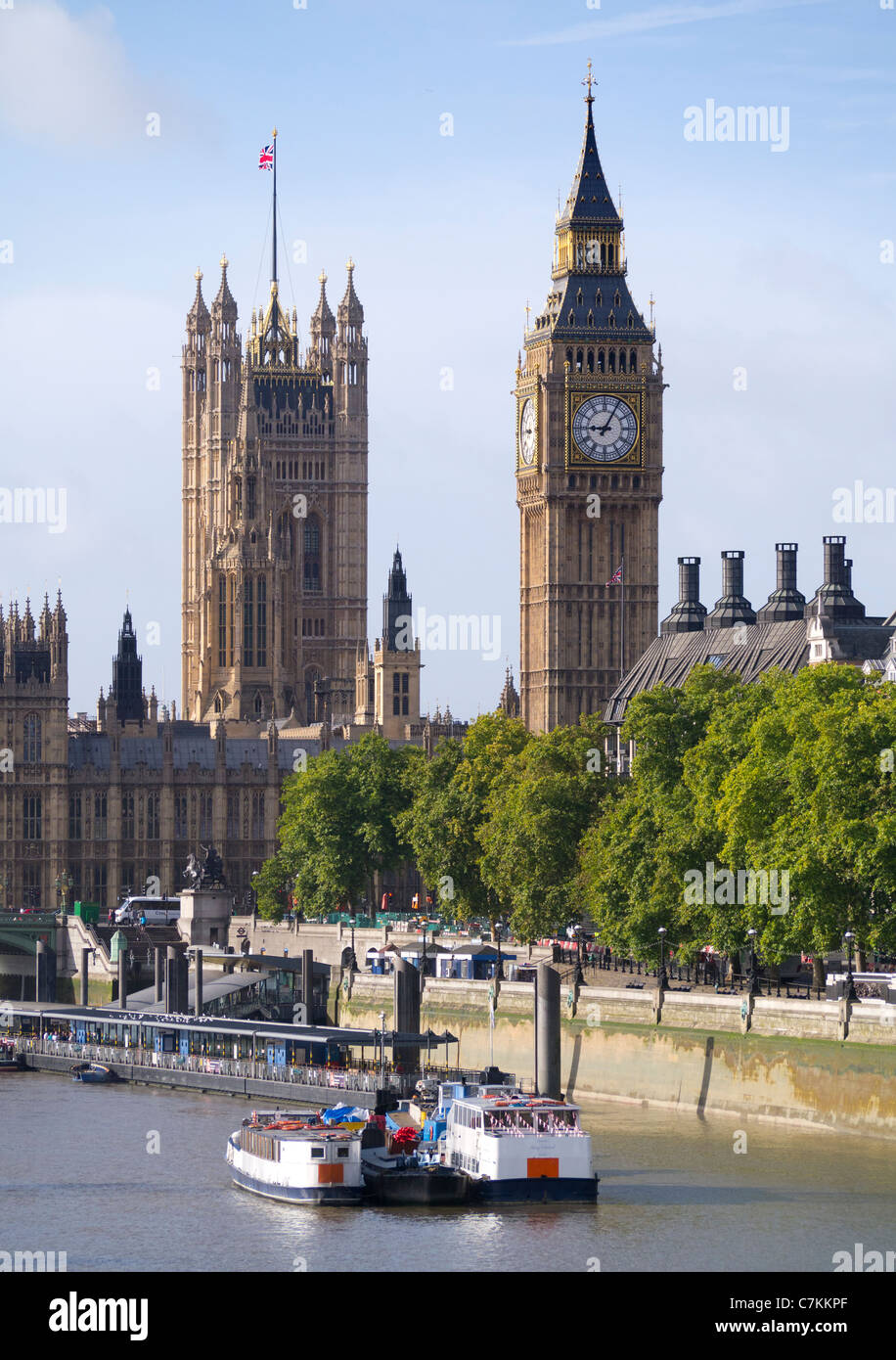 Die Houses of Parliament und Westminster Pier, London Stockfoto