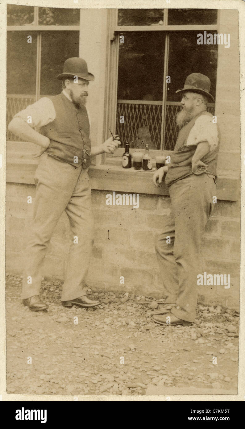 Viktorianische Foto von zwei Männern Flaschen Bier trinken, Rauchen Rohre und miteinander zu reden Stockfoto
