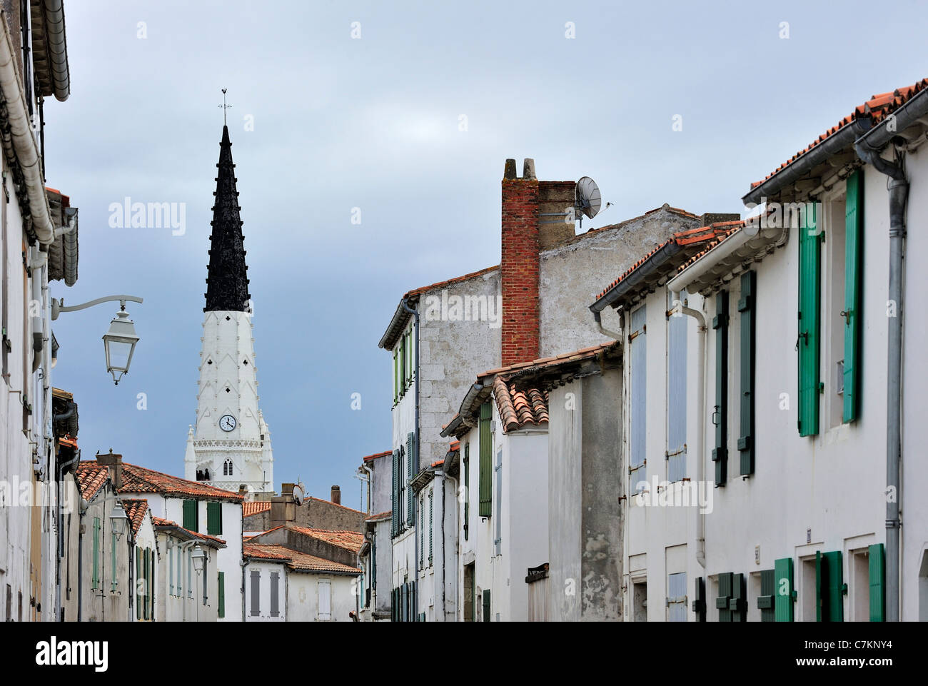 Schwarz / weiß-Turm der Kirche Saint-Etienne, Leuchtturm für Schiffe in Ars-En-Ré auf der Insel Ile de Ré, Charente-Maritime, Frankreich Stockfoto