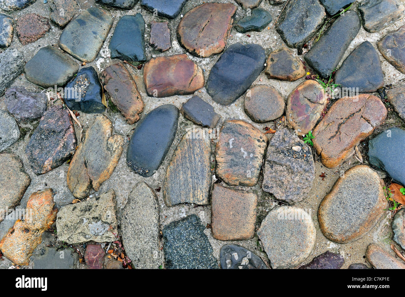 Asphaltierte Straße gemacht von Pflastersteinen, Frankreich Stockfoto