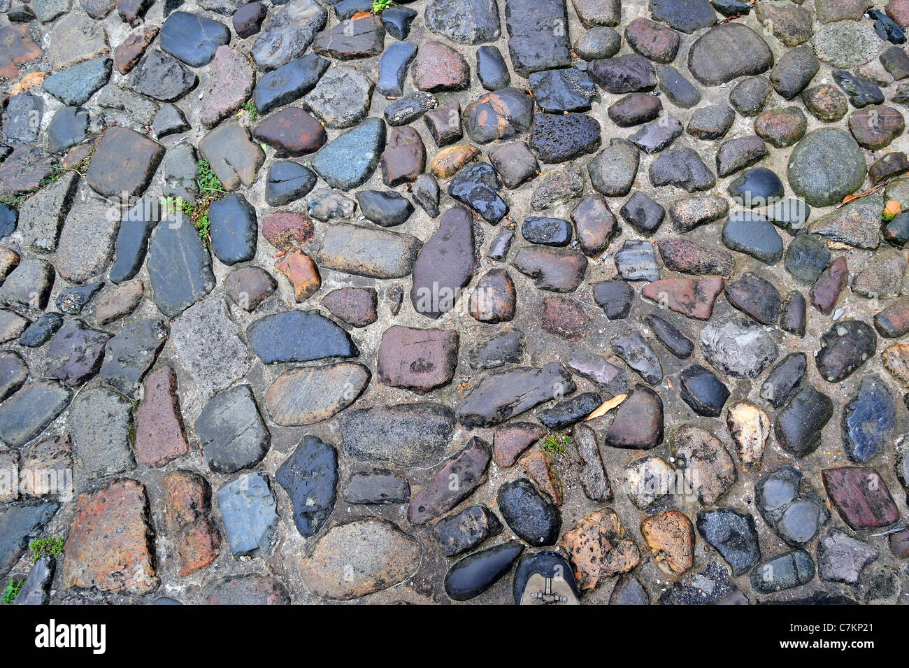 Asphaltierte Straße gemacht von Pflastersteinen, Frankreich Stockfoto