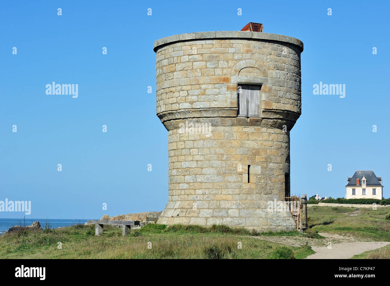 Alten Wachturm entlang der Côte Sauvage in der Nähe von Le Croisic, Loire-Atlantique, Pays De La Loire, Frankreich Stockfoto