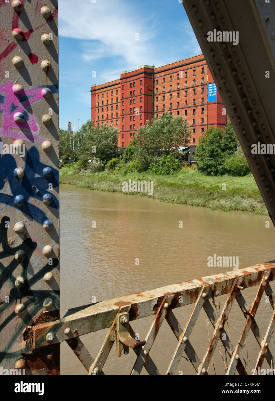 Zentrum zu schaffen Bindung Lager von Graffiti bedeckt stillgelegten Eisenbahnbrücke über den neuen Schnitt Avon River Bristol Stockfoto