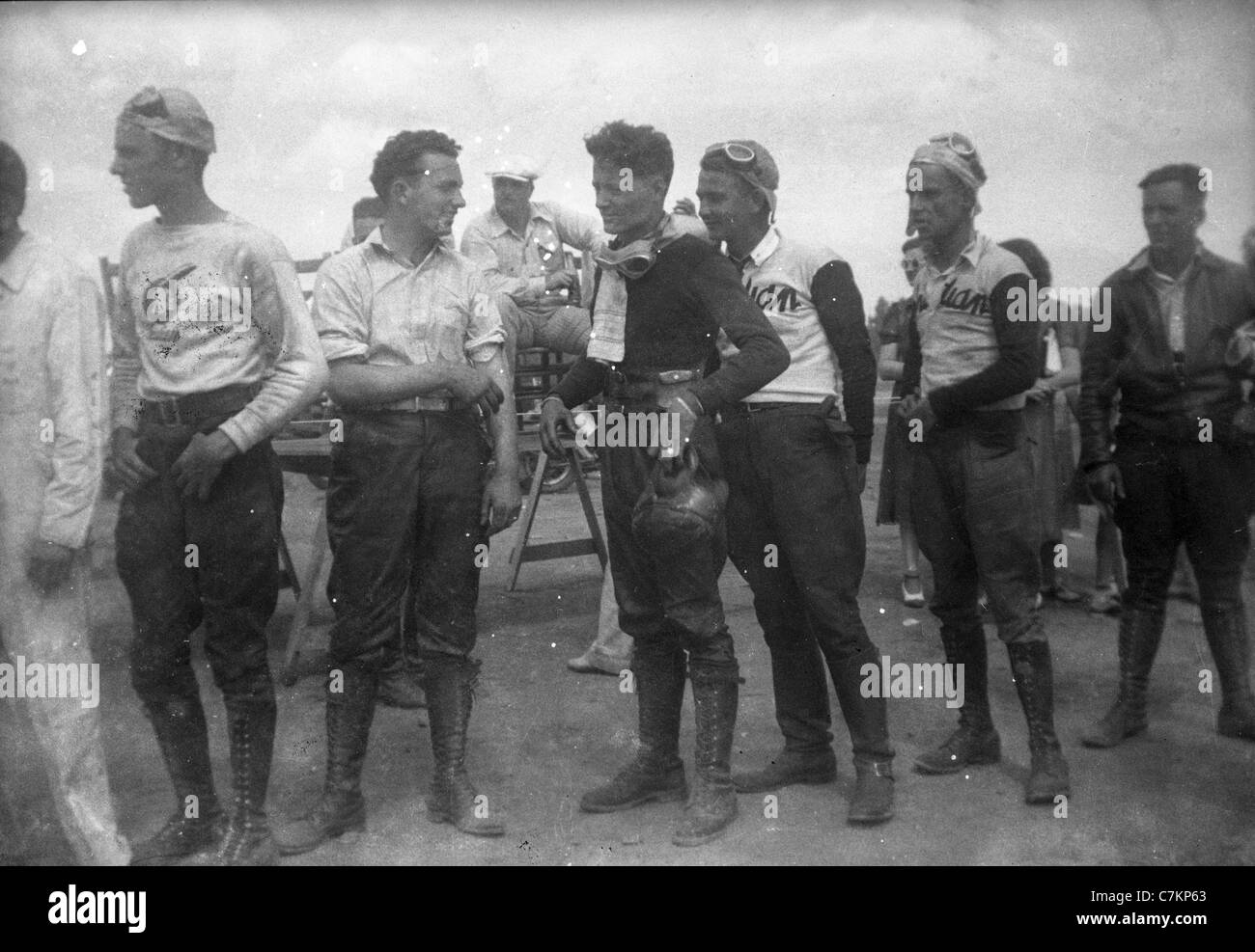 1930er Jahren Motorradfahrer Rennen Americana gekleidete Männer Gruppe Mode Männer junge Männergruppe Stockfoto