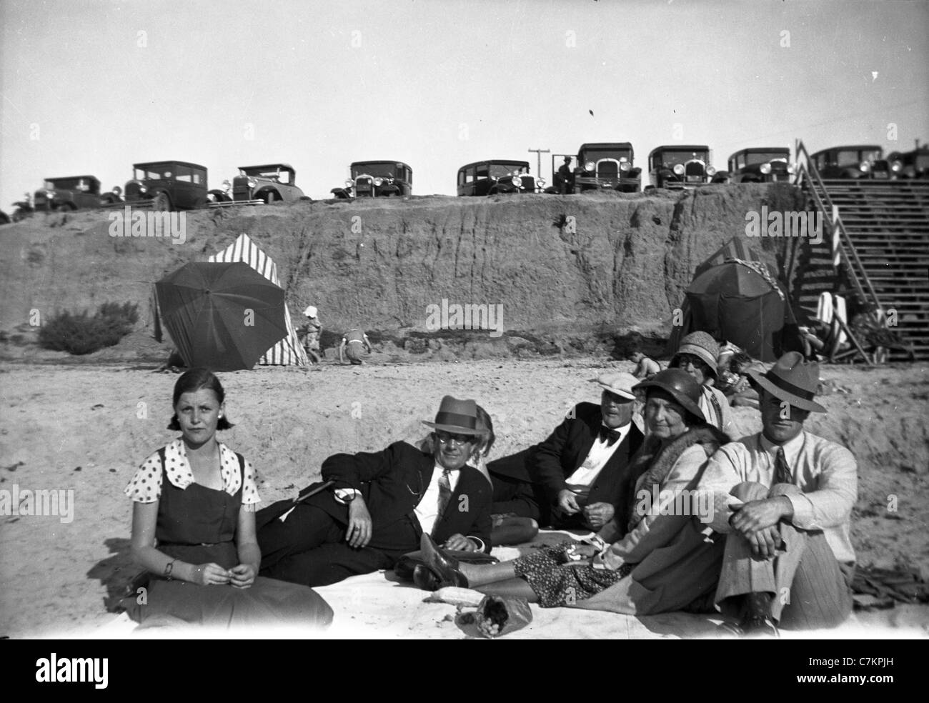 Familie und Freunde hängen am südlichen Kalifornien Strand der 1930er Jahre Mode Gruppe Foto Autos schwarz / weiß Stockfoto