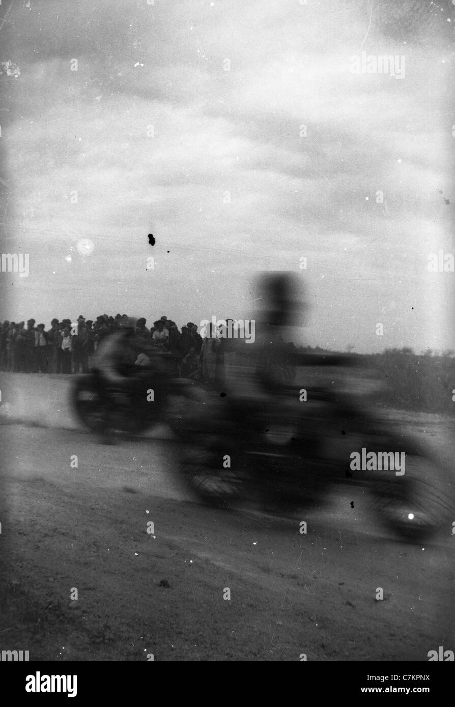 1930er Jahren Motorrad Rennen Americana verschwommen vorbei Geschwindigkeit Menschenmenge beobachten Rennen schnell Stockfoto