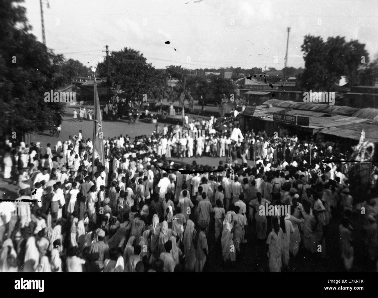 Indien religiöse Symbolik WWII China Birma Indien CBI Krieg Theater der 1940er Jahre Straßenszene Männer Götter Hinduismus Menge Hinduismus Stockfoto