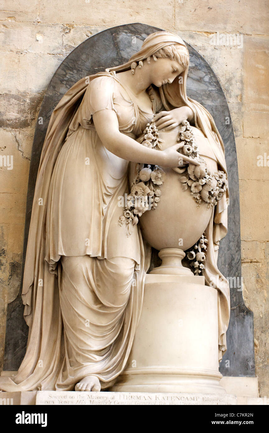 Denkmal-Skulptur einer trauernden Frau mit einfühlsam geschnitzte Drapierung und Kranz, Herman Katencamp in Bath Abbey Somerset Stockfoto