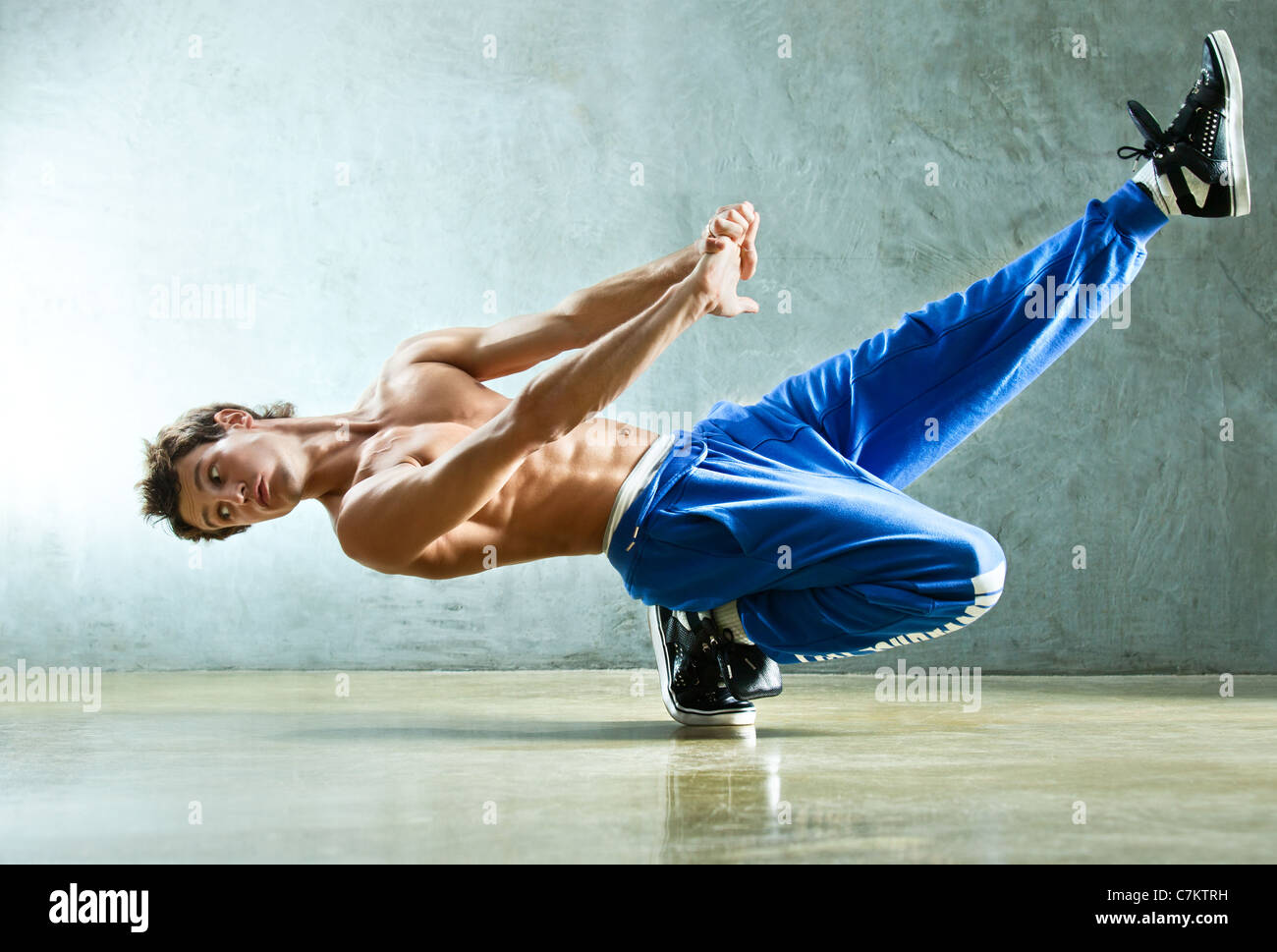 Starken Jüngling Breakdance. Stockfoto