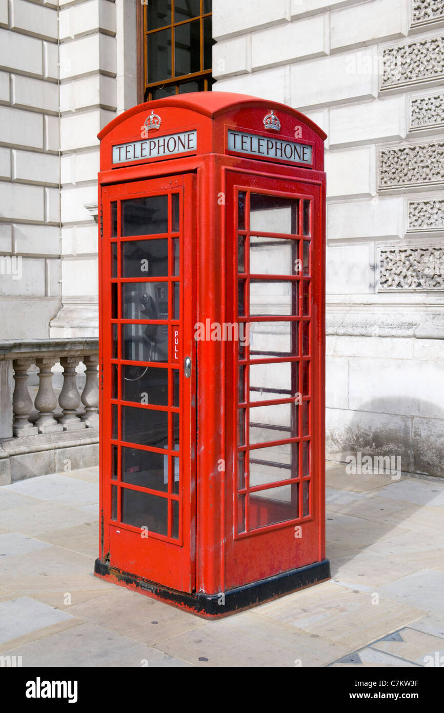 Eine traditionelle altmodischen roten britischen Telecomm Telefon Kiosk Stockfoto