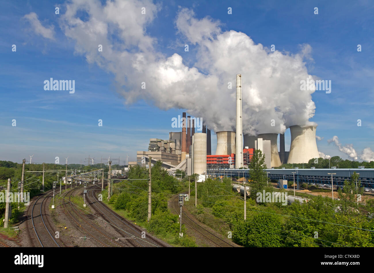 Kraftwerk Neurath mit blauem Himmel Stockfoto