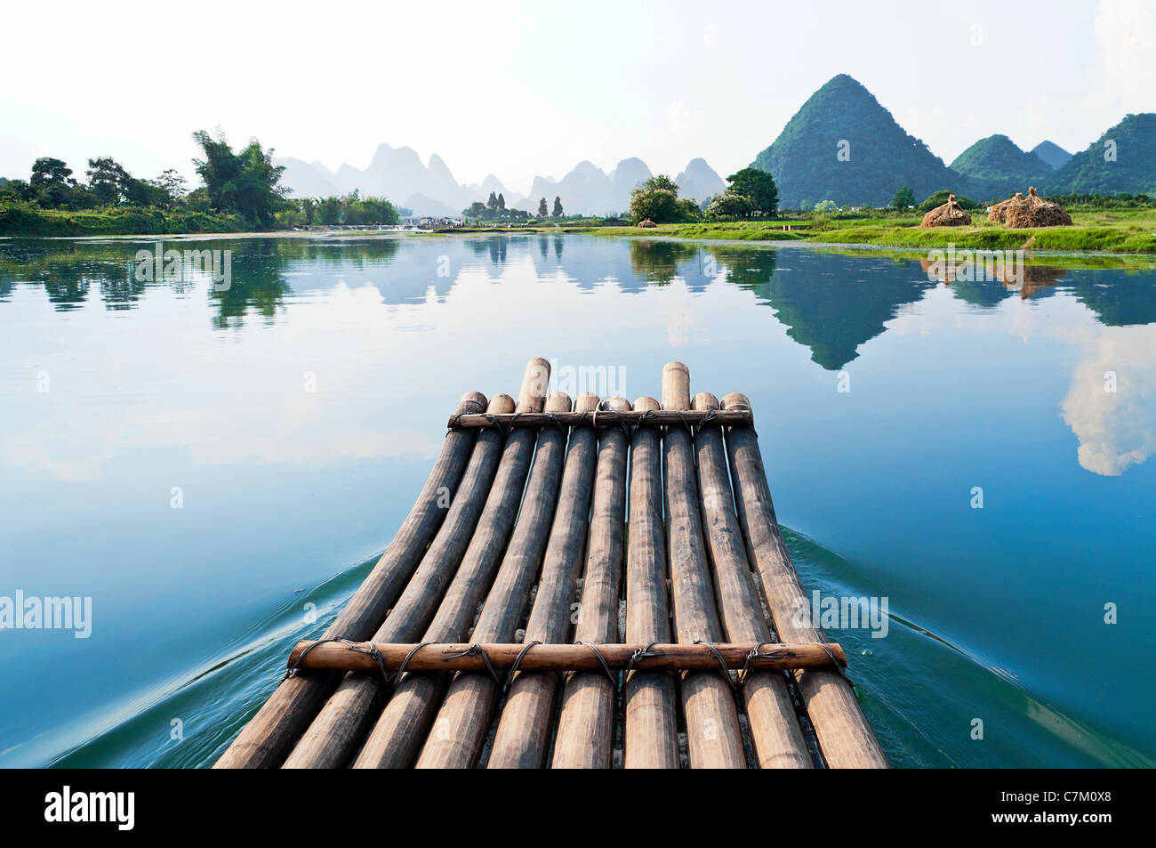 Bambus-rafting im Li-Fluss, Guilin - Yangshou-China Stockfoto