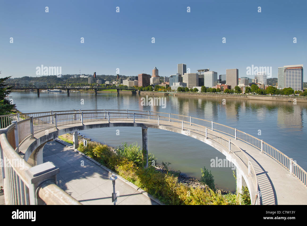 Kreisförmigen Gehweg auf Portland Oregon Ostufer Esplanade entlang Willamette River Stockfoto