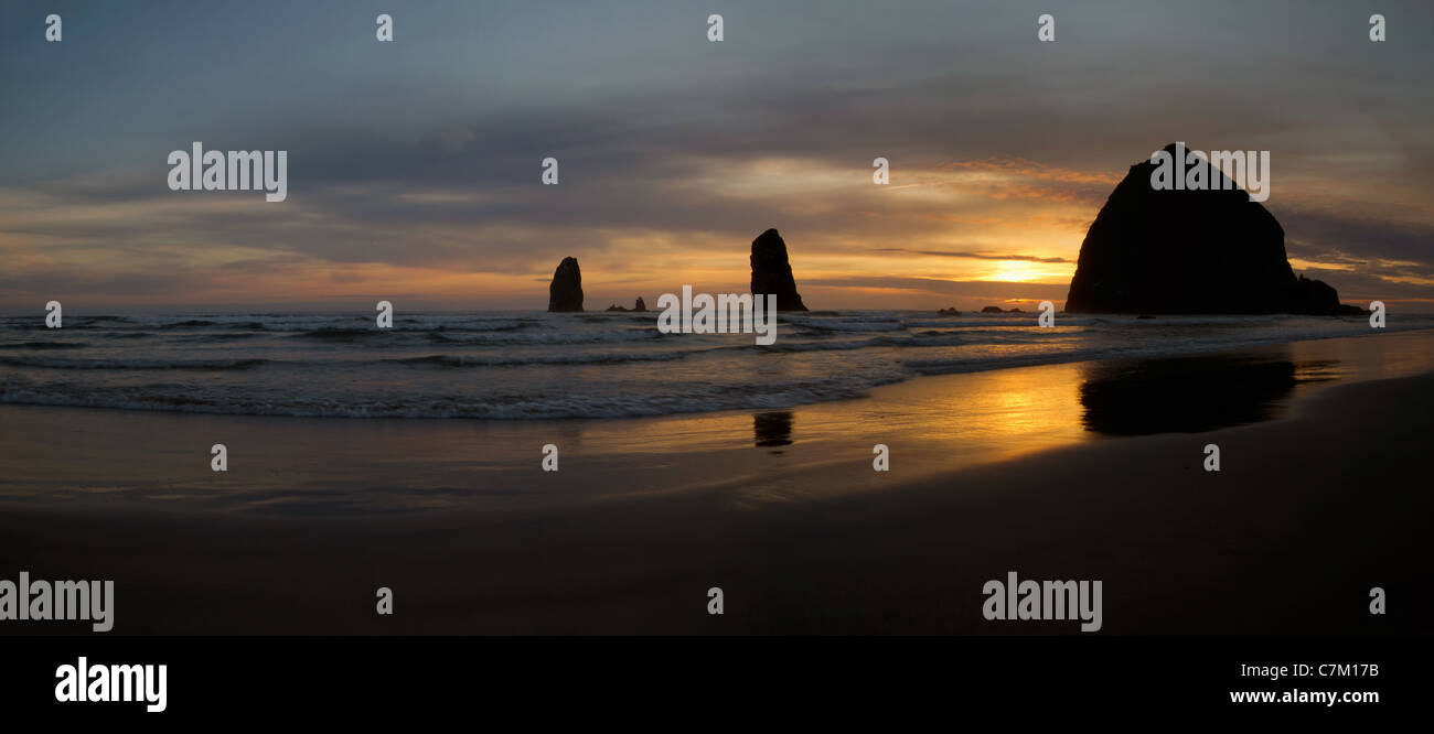 Sonnenuntergang über Haystack Rock auf Cannon Beach an der Küste von Oregon Stockfoto