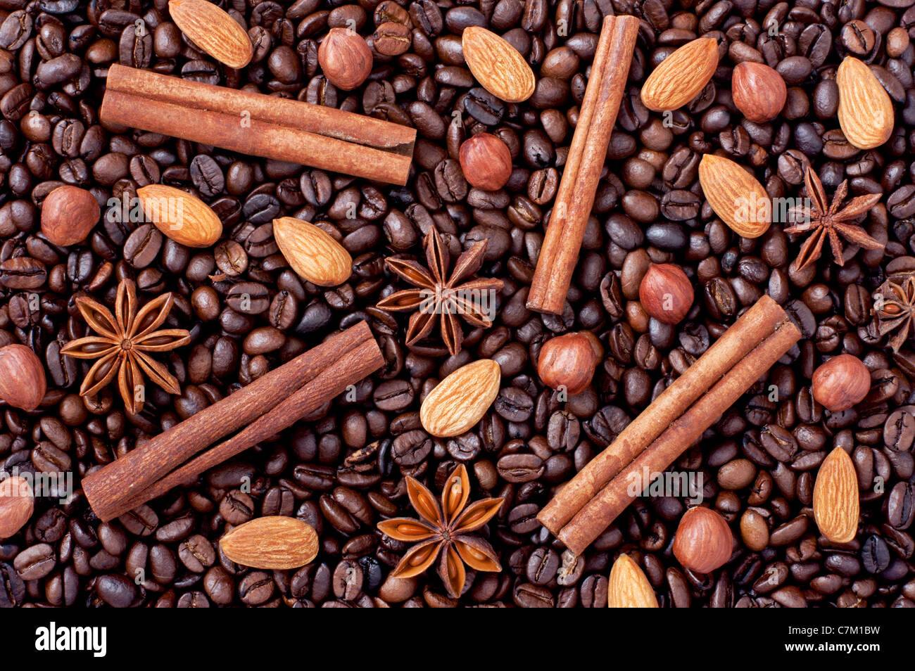 Hintergrund der Kaffee Bohnen, Gewürzen und Nüssen Stockfoto