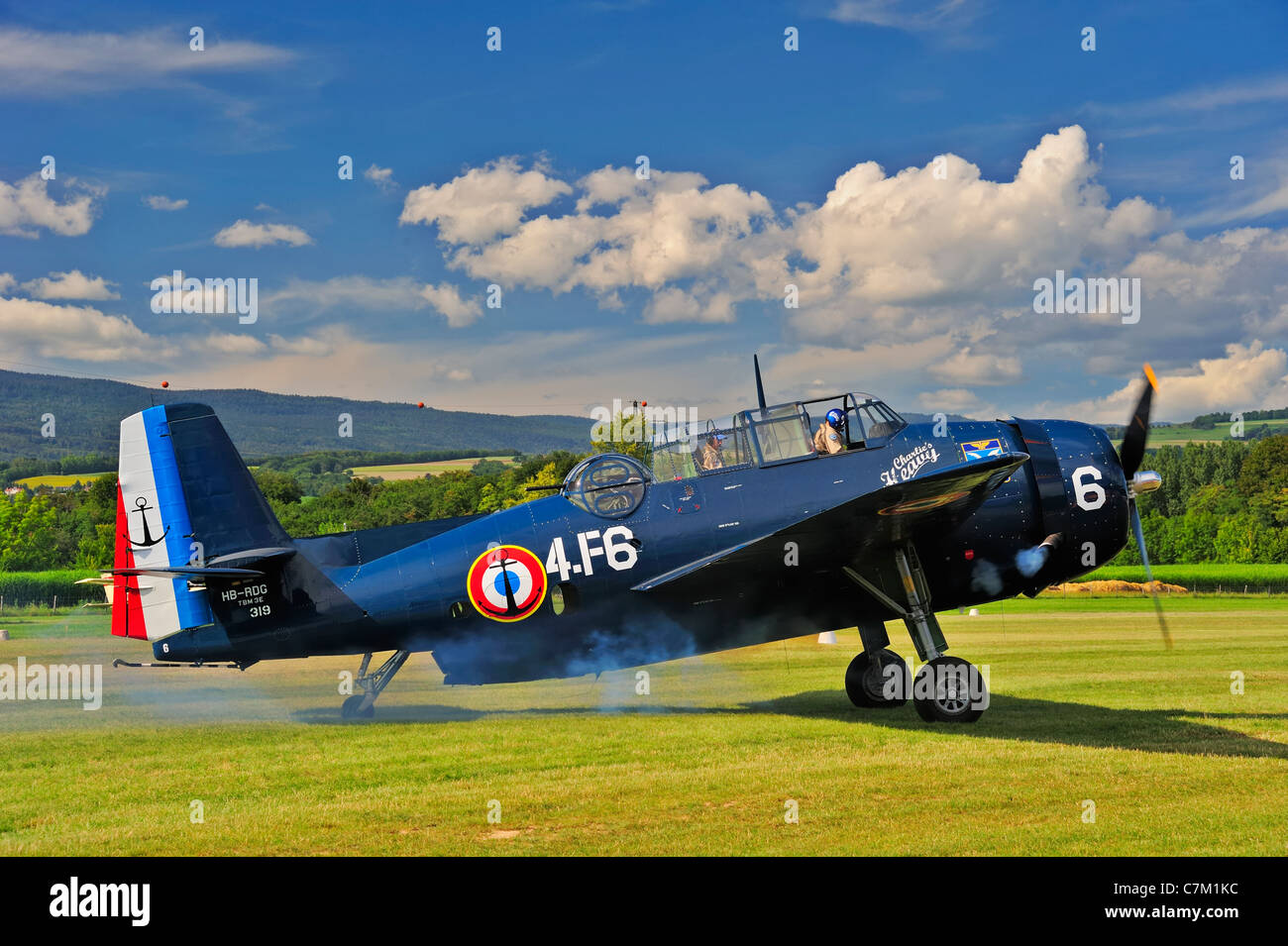 Eine historische Grumman TBM-3E "Avenger" torpedo Bomber starten der Motoren (siehe Rauchwolke) bereit zum abheben Stockfoto