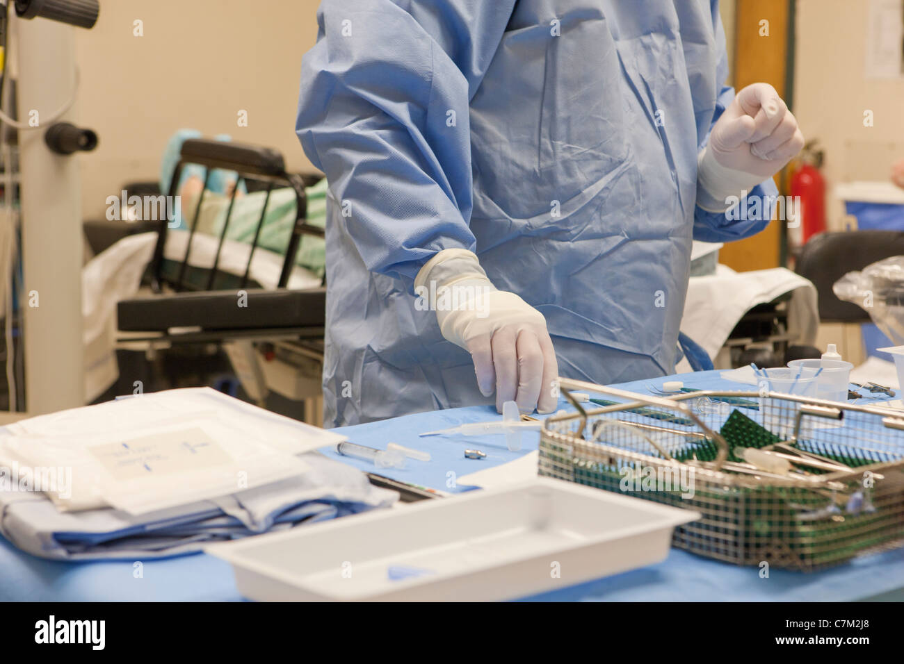 Chirurgische Einrichtung zurück Tabelle von Instrumenten für die Kataraktchirurgie vorherige Technologe Stockfoto