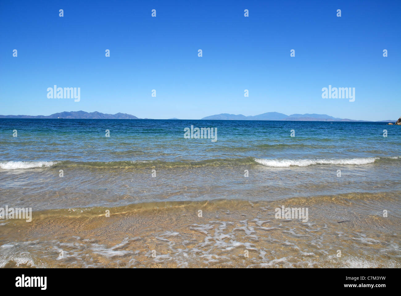 Blick von Arthur Bay Beach mit dem Festland, Magnetic Island, Townsville, Queensland, Australien Stockfoto