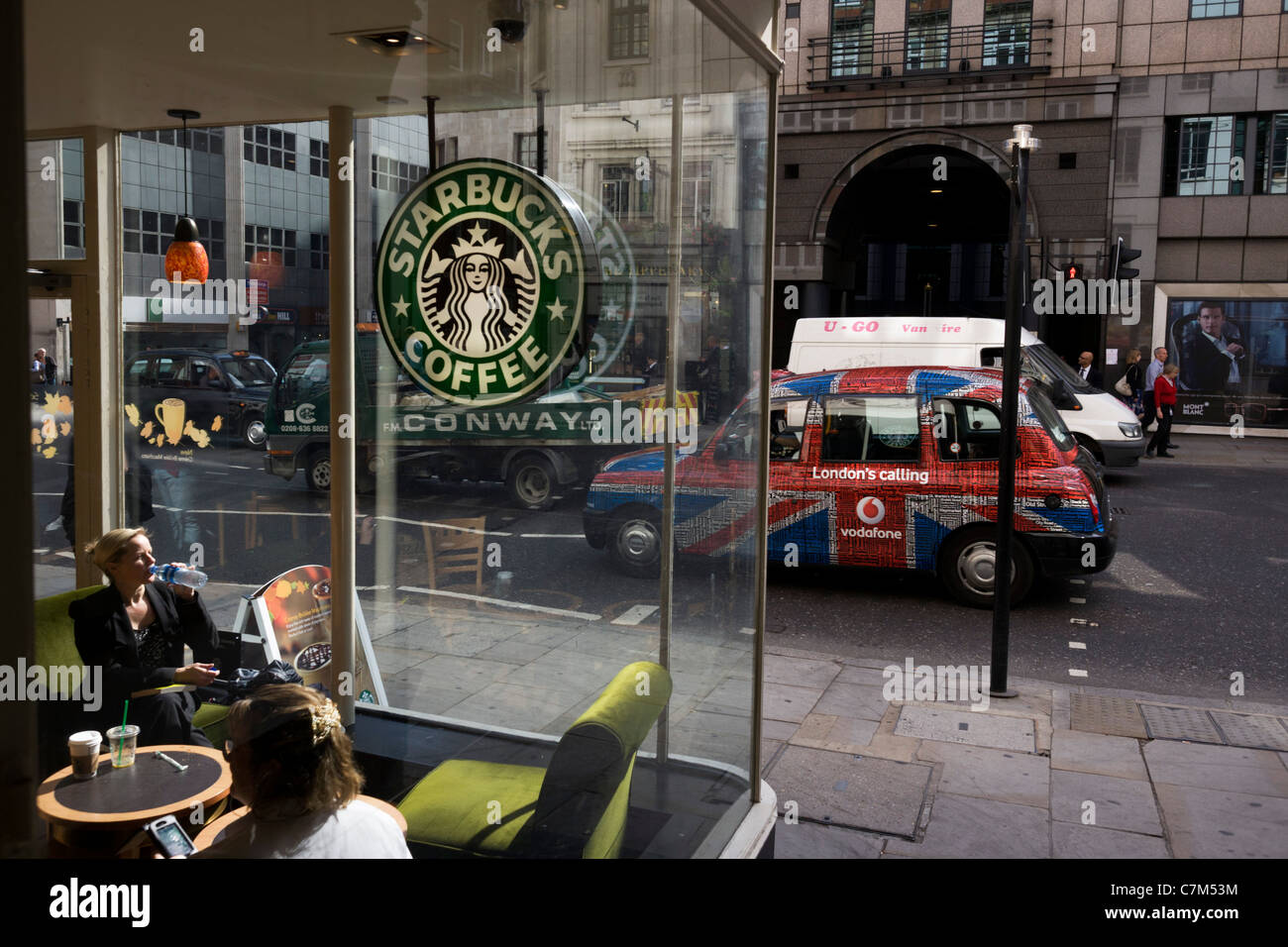 Ein Zweig Der Amerikanischen Kaffee Kette Starbucks In Der Fleet Street Central London Stockfotografie Alamy
