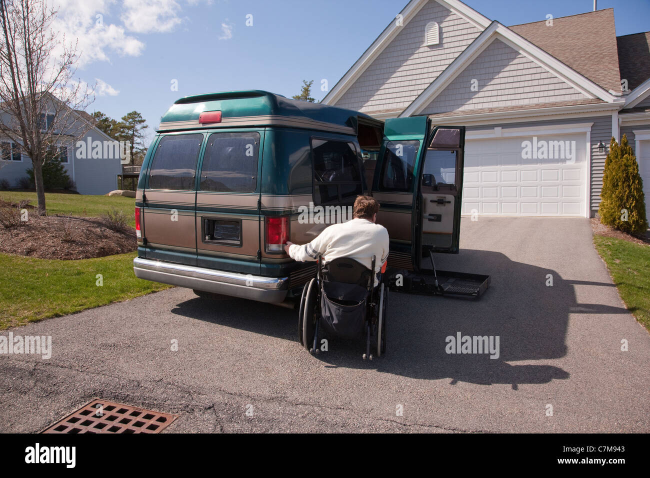 Mann mit Rückenmark Verletzungen magnetisiert remote sein zugänglich Fahrzeug öffnen Stockfoto