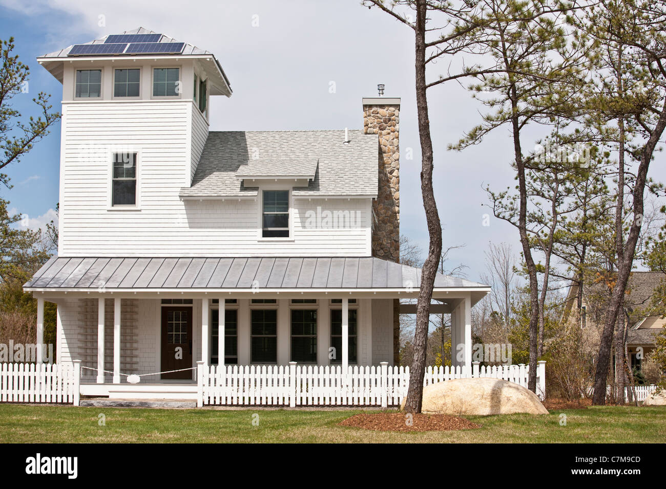 Green Technologie Home mit rundum-Veranda, Licht reflektierenden Dach- und Solarenergie Stockfoto