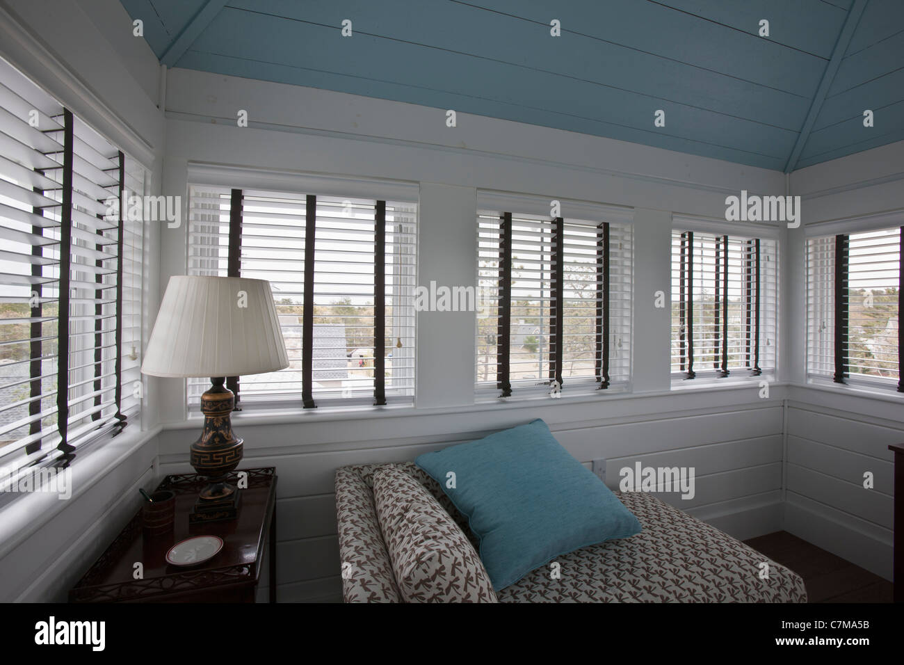 Wohnzimmer von Green Solar Haus mit thermischen und UV-Strahl Schutz windows Stockfoto