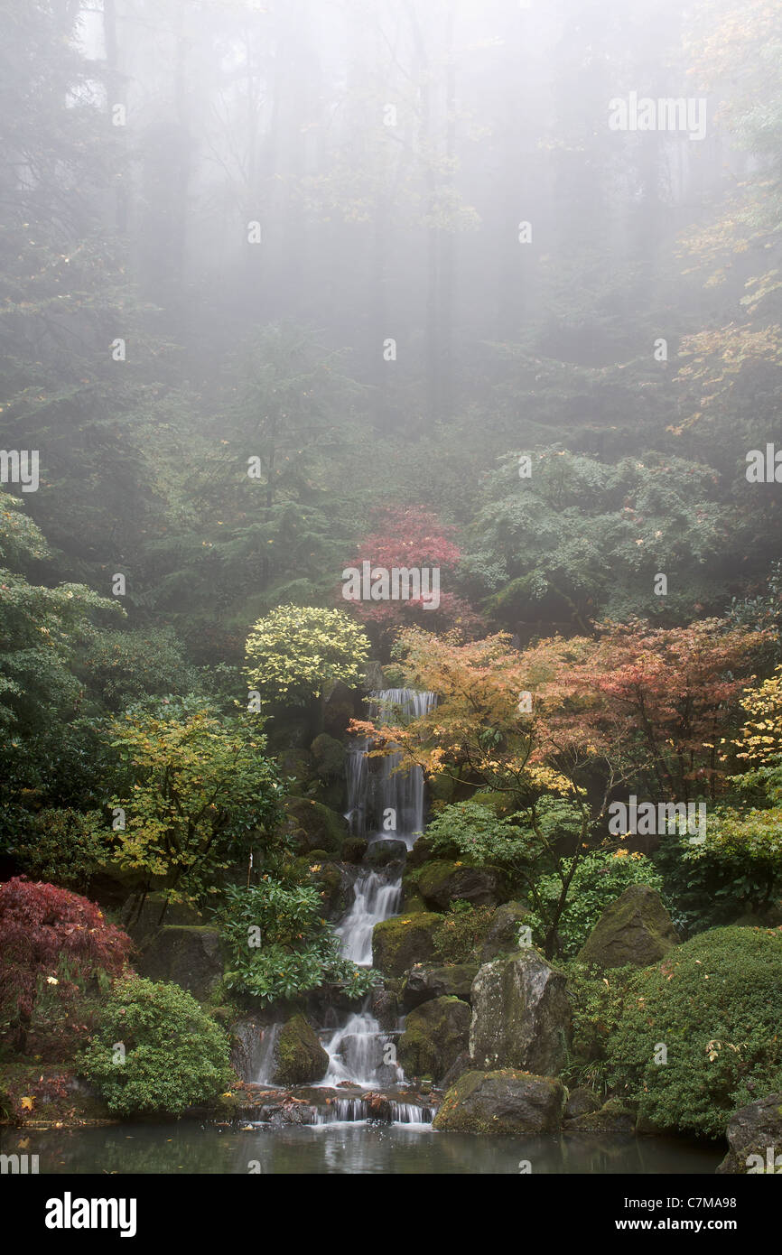 Wasserfall am japanischen Garten im Herbst nebligen Morgen Stockfoto