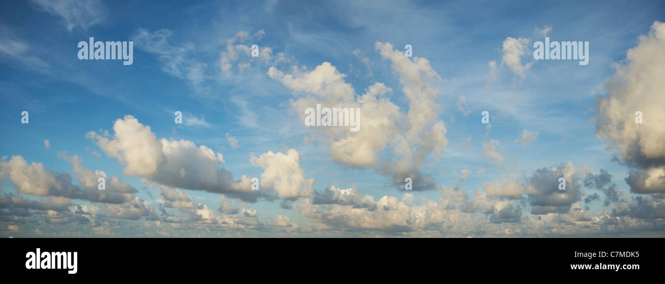 Spektakuläre Morgenhimmel. Panorama-Aufnahme. Stockfoto