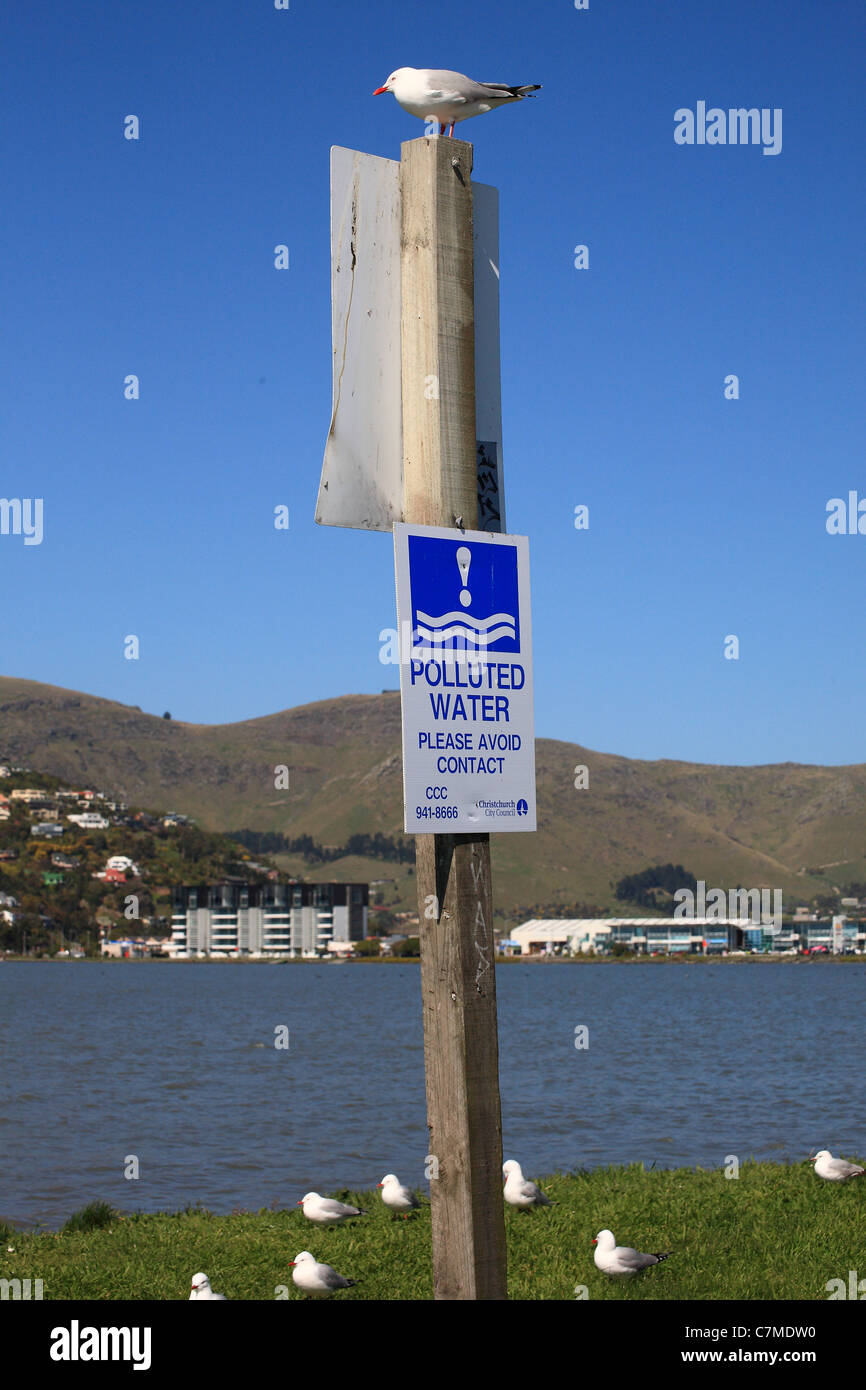 Ein Schild Warnung von verschmutztem Wasser nach dem Erdbeben in Christchurch Neuseeland Stockfoto