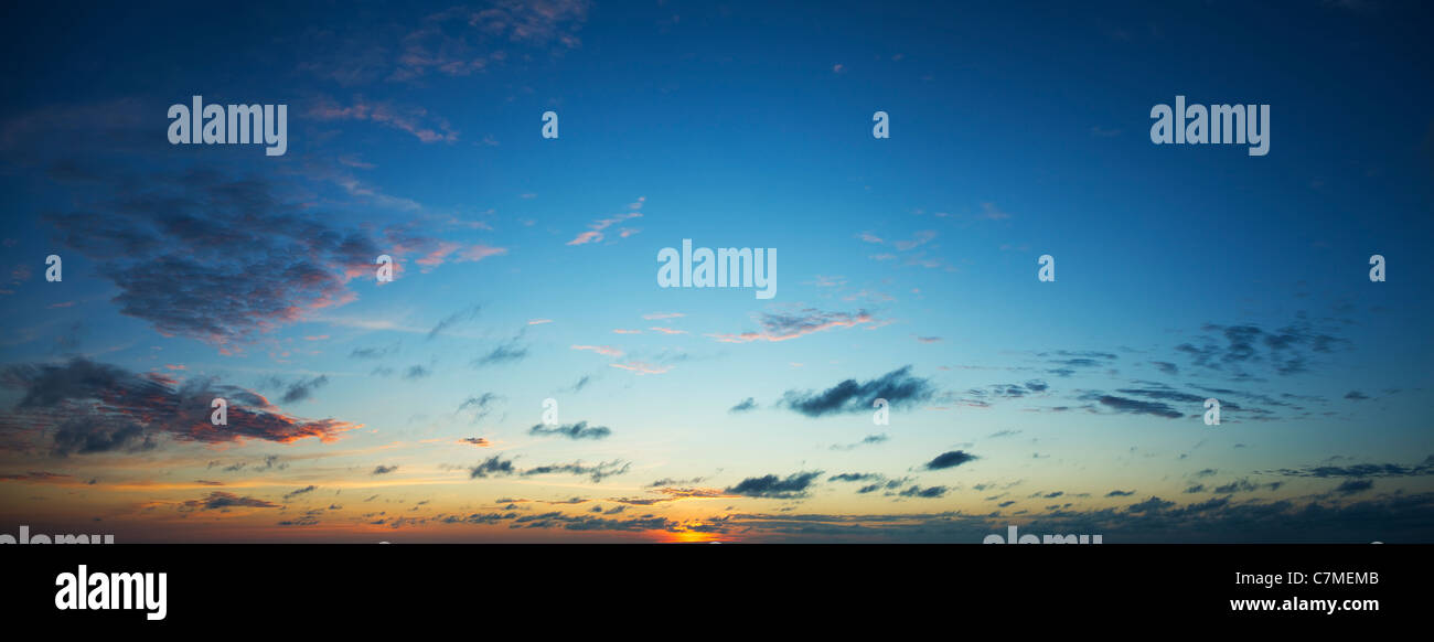 Schöner Sonnenaufgang Himmel. Panorama-Komposition in hoher Auflösung. Stockfoto