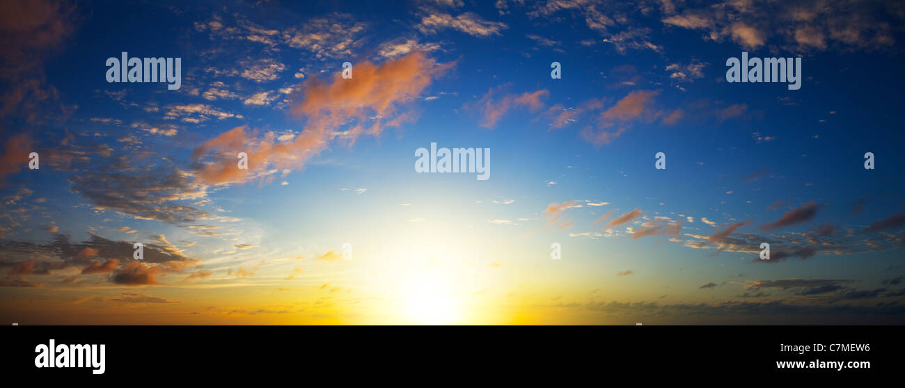 Blick auf einen unglaublichen Sonnenuntergang. Panorama-Aufnahme in hoher Auflösung. Stockfoto