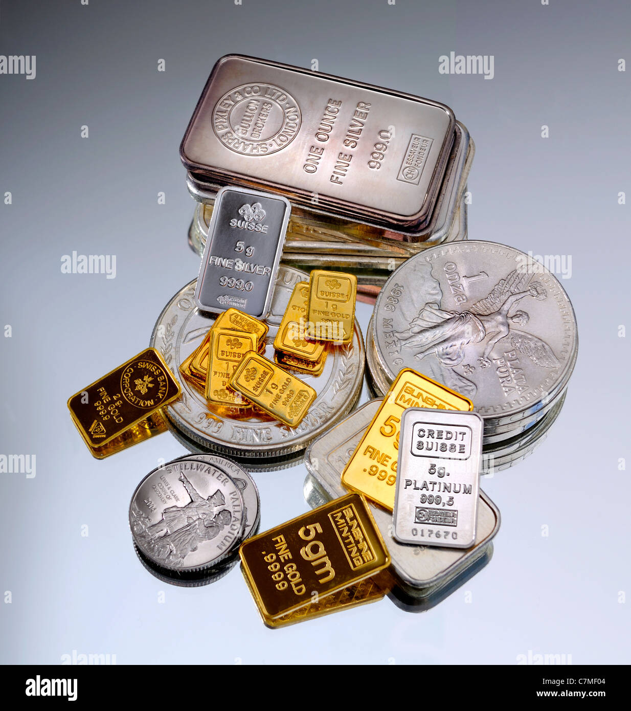 Goldbarren - Edelmetalle. Gold, Silber, Platin und Palladium Balken / Barren und Münzen Stockfoto
