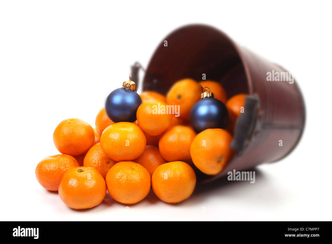 Mandarinen und Weihnachtskugeln in weiß Stockfoto