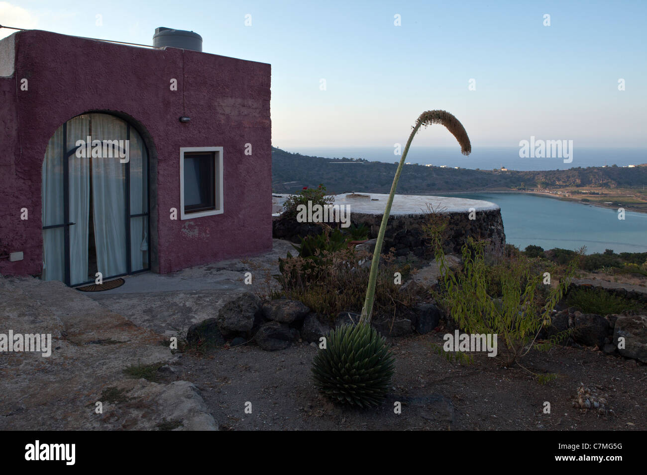 Insel Pantelleria, Thermalsee Specchio di Venere, ein Dammuso-Haus Stockfoto