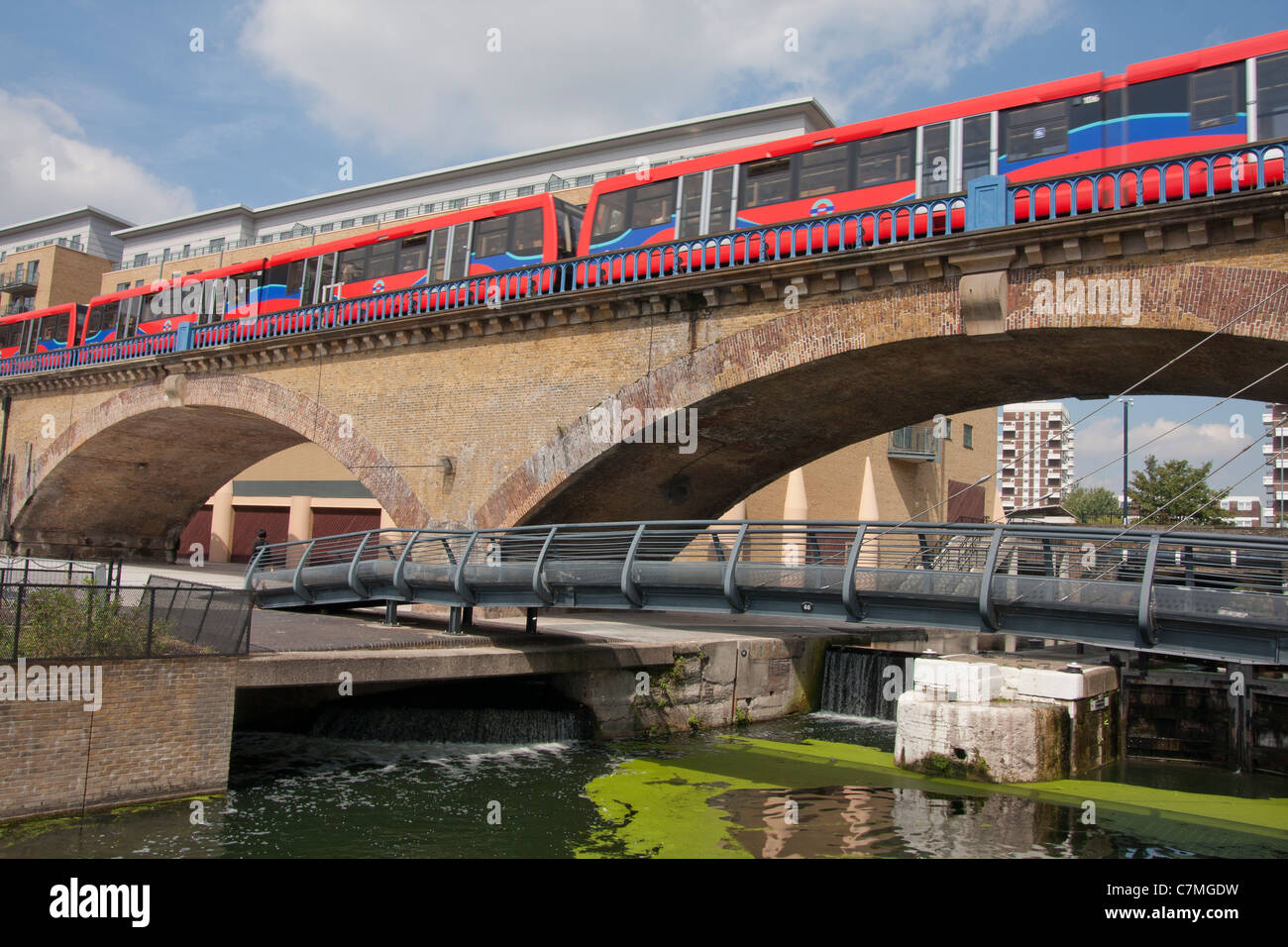 Limehouse Bögen und DLR-Zug, London, England Stockfoto