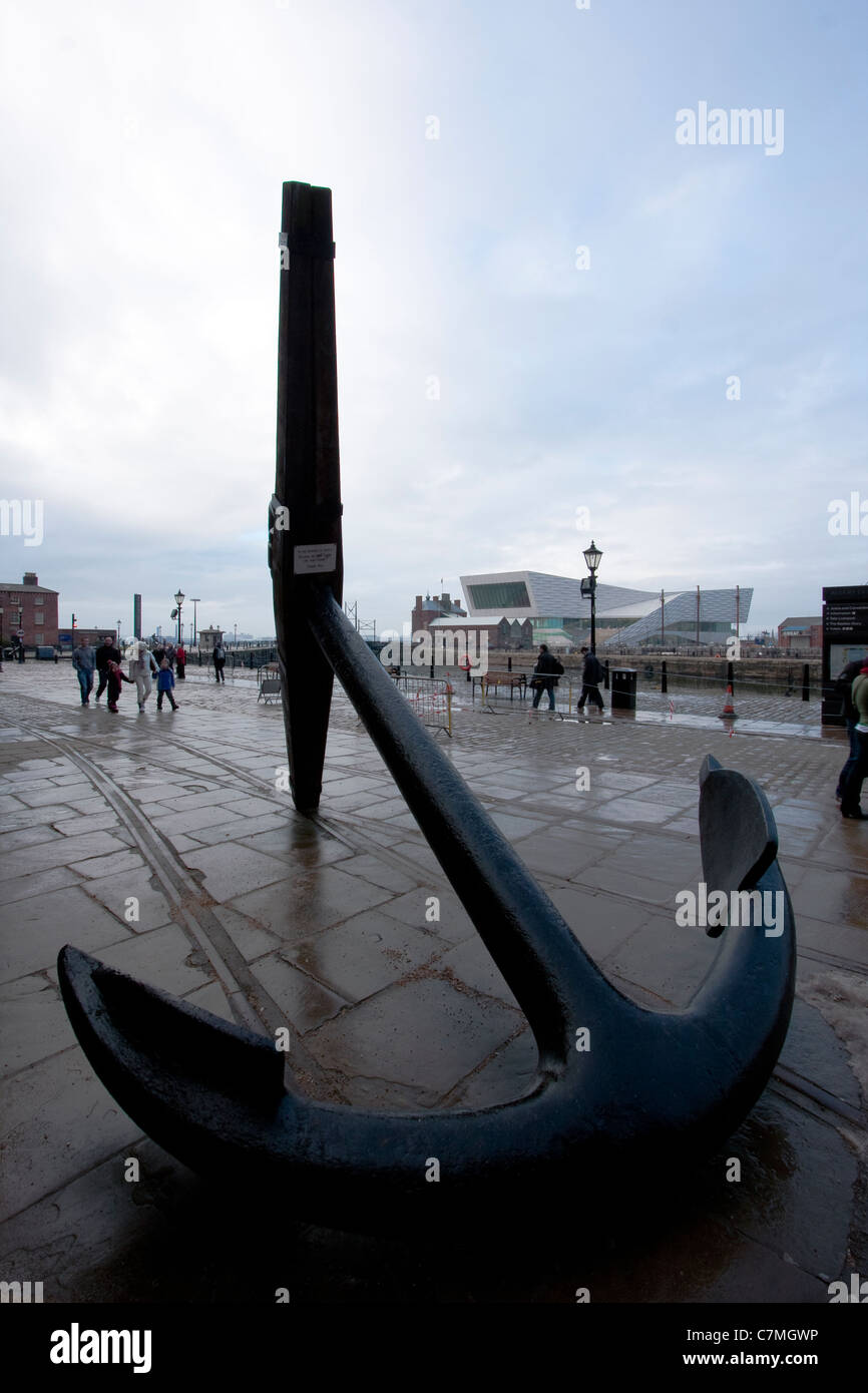 Anker vor der Maritime Museum Liverpool, UK Stockfoto