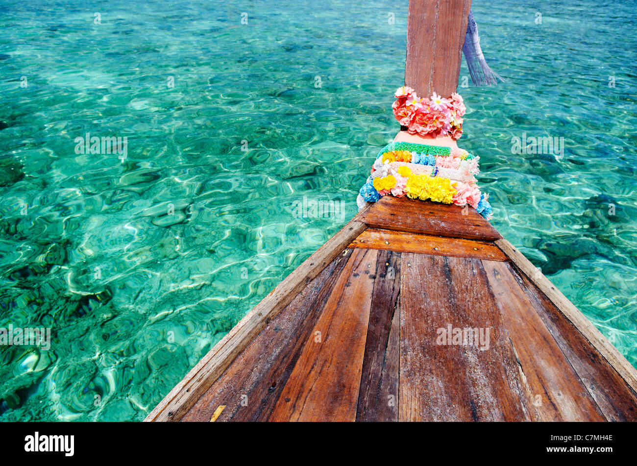 Türkis Tropeninsel Meerwasser und thai Boot Stockfoto