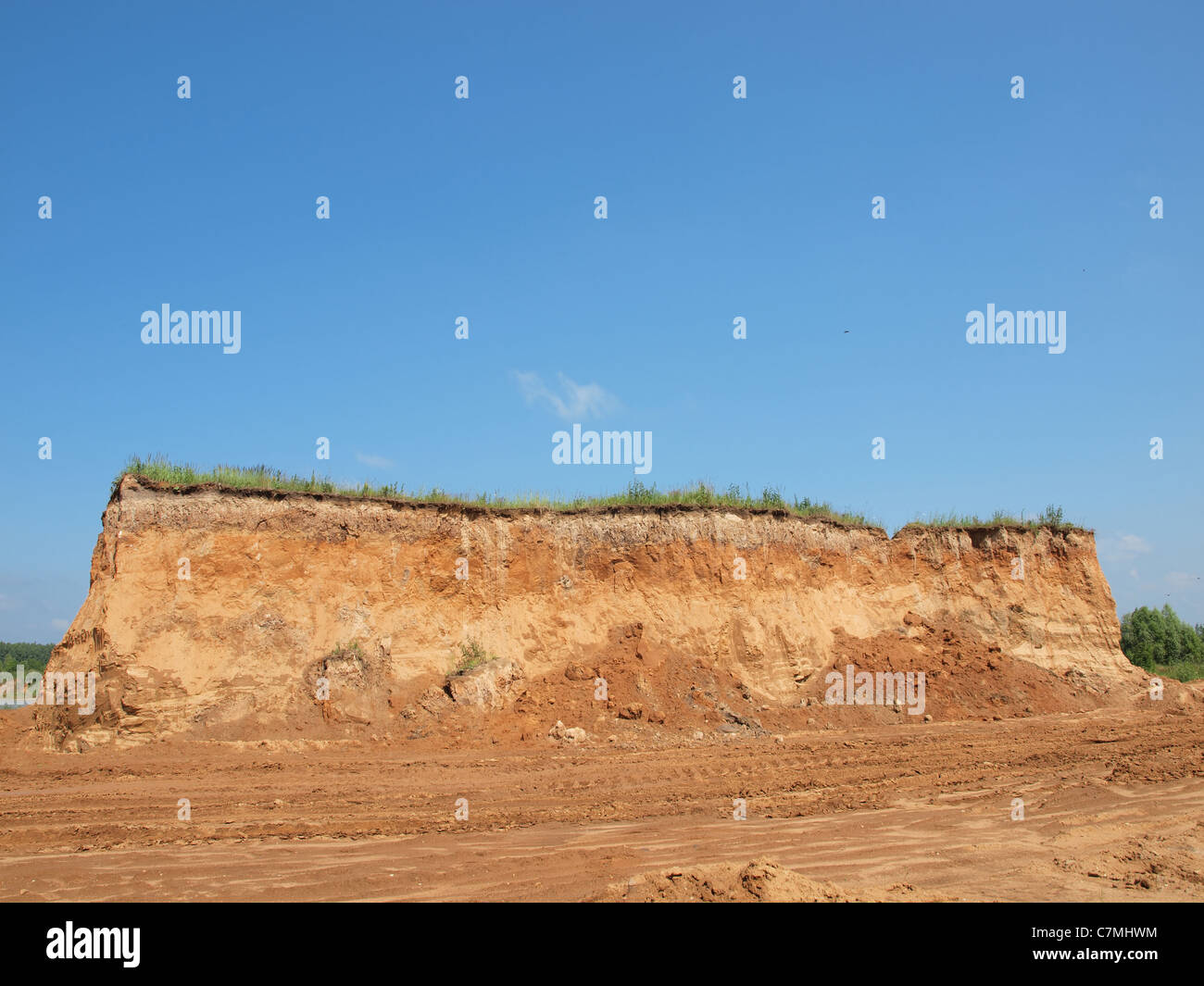 Sandy Hill mit grünen Rasen auf blauen Himmelshintergrund. Stockfoto
