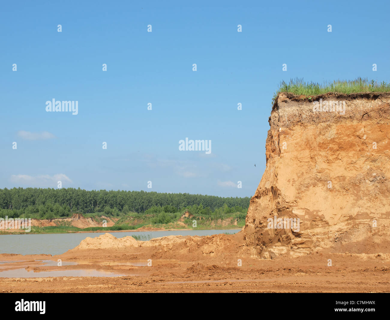 Sandy Hill mit grünen Rasen auf blauen Himmelshintergrund. Stockfoto