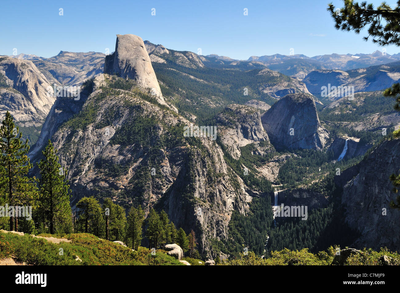 Blick auf den Half Dome und Vernal und Nevada fällt von Washburn Point. Yosemite Nationalpark, Kalifornien, USA. Stockfoto