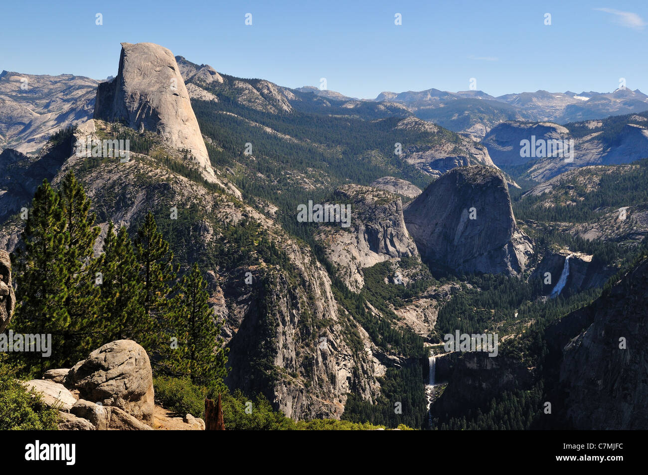 Blick auf den Half Dome und Vernal und Nevada fällt von Washburn Point. Yosemite Nationalpark, Kalifornien, USA. Stockfoto