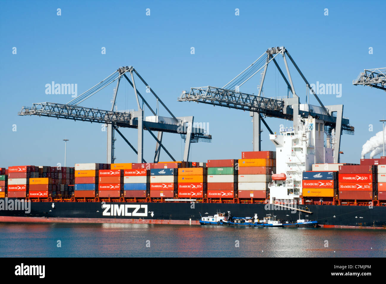 Containerschiff im Hafen von Rotterdam. Stockfoto