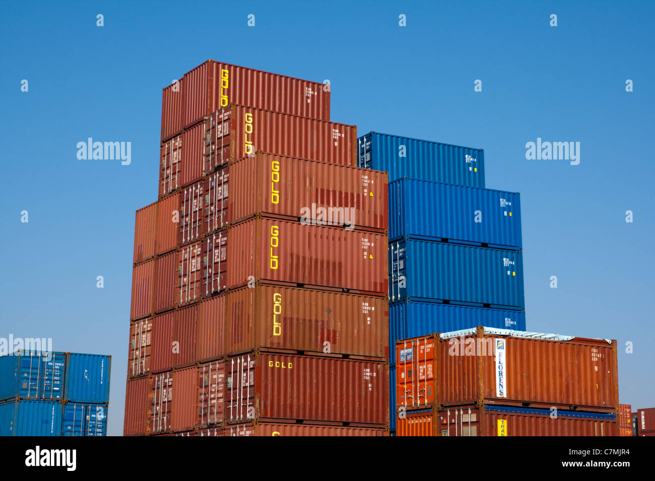 Stapel von Frachtcontainern in den docks Stockfoto