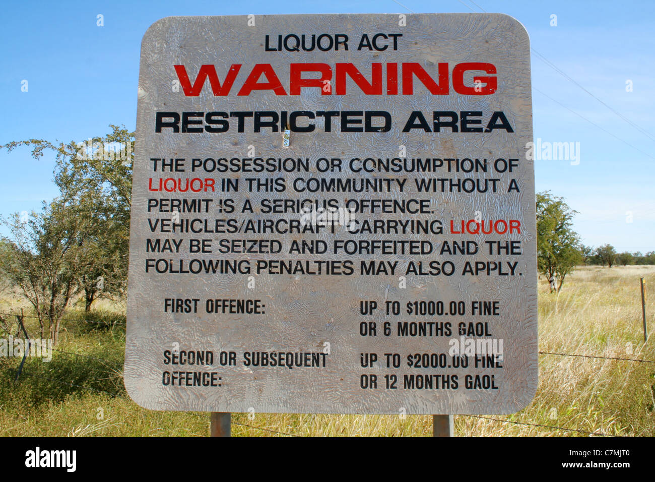 Likör-Warnschild am aboriginal Land. Northern Territory, Australien Stockfoto