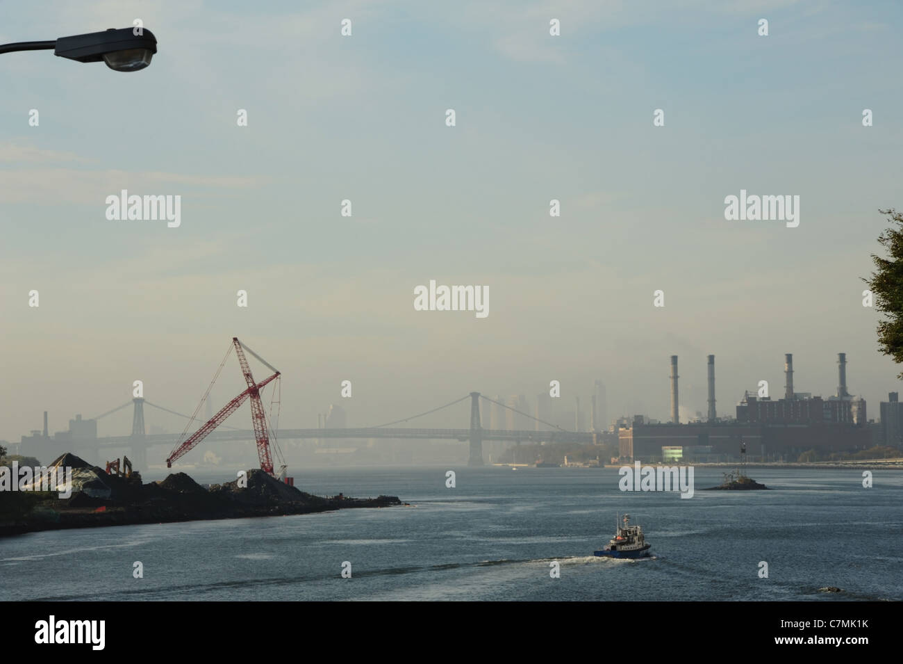 Frühen Morgen blau Himmelsblick East River East River Power Station und Williamsburg Bridge, von Queensboro Bridge, New York City Stockfoto