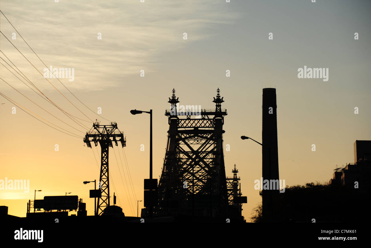 Gelbe Sonnenaufgang Silhouette Manhattan Ende Queensboro Bridge, Pendelbahn Pylon, Schornstein, von 2nd Avenue, New York City Stockfoto