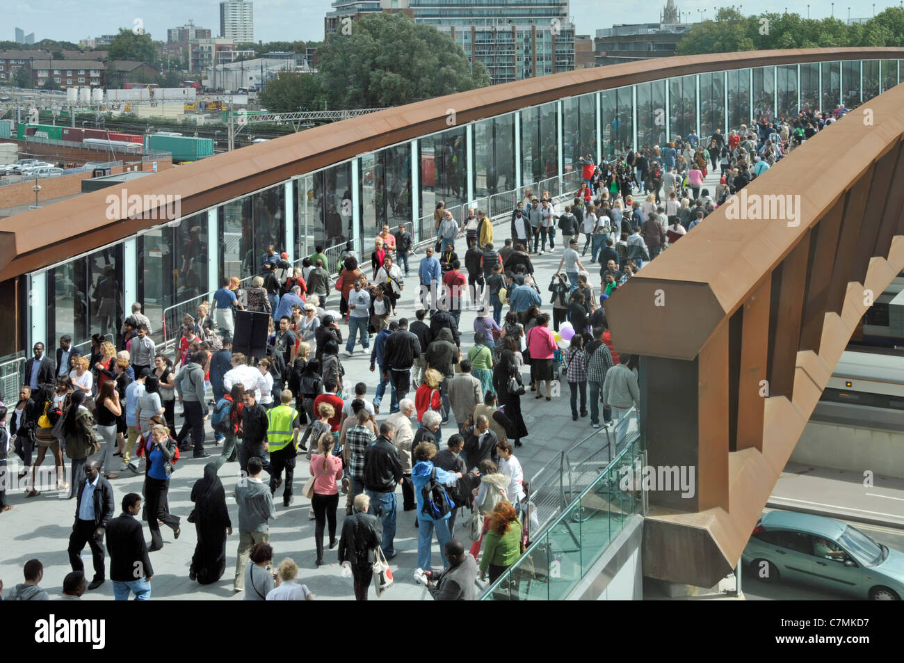 Massen von Menschen Käufer auf Fußgängerbrücke Link über die Eisenbahn aus Stratford Bahnhof zum Westfield Shopping Centre East London Newham England GB Stockfoto