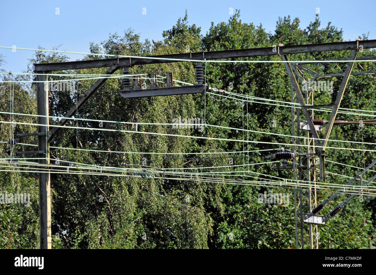 Kupferfreileitungen mit sehr hohem Schrottwert, die in der Regel nachts gestohlen wurden, stören den morgendlichen Eisenbahntransport und die Fahrt in London England Großbritannien Stockfoto
