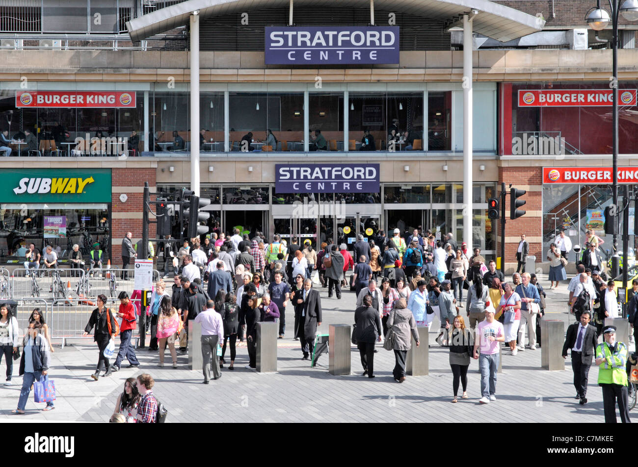 Eingang zum alten Stratford Centre Shopping Mall (nicht der Westfield-Komplex) Stockfoto